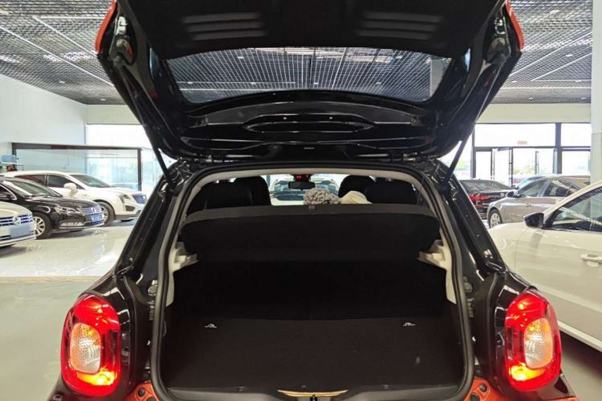 Used smart forfour 2016 1.0L 52 kW Passion Edition Trunk