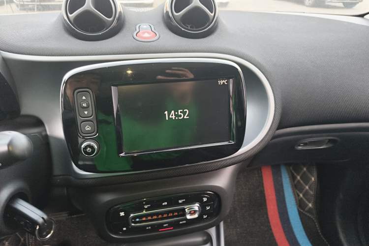 Used smart forfour 2016 0.9T 66 kW Pioneer Edition Audio And AC Panel