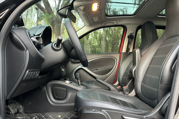 Used smart forfour 2016 0.9T 66 kW Pioneer Edition Interior 10