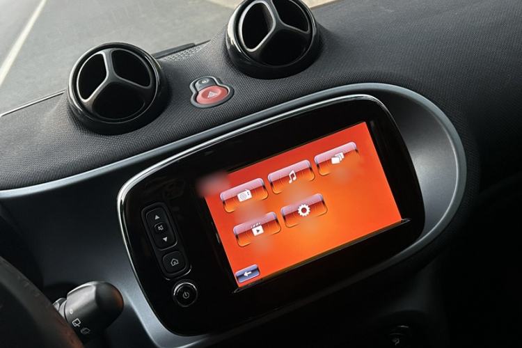 Used smart forfour 2016 0.9T 66 kW Pioneer Edition Interior 3