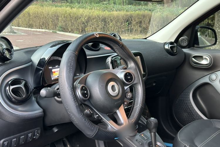 Used smart forfour 2016 0.9T 66 kW Pioneer Edition Interior 4