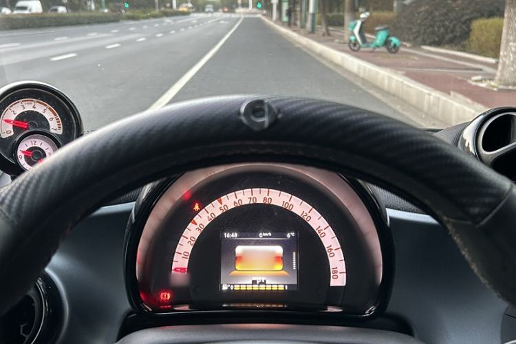 Used smart forfour 2016 0.9T 66 kW Pioneer Edition Interior 7