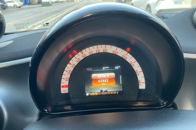 Used smart forfour 2016 0.9T 66 kW Pioneer Edition Odometer Close Up