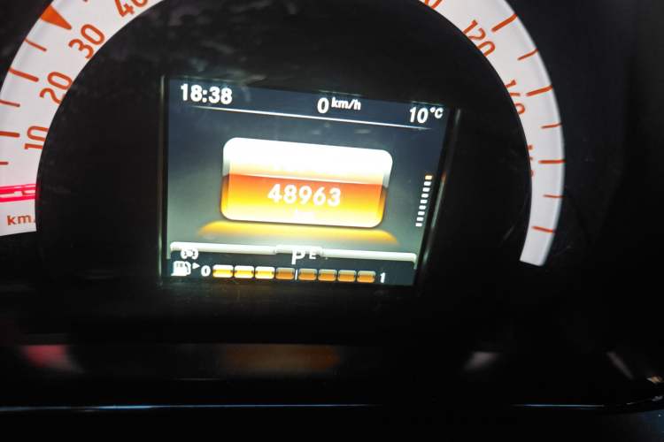 Used smart forfour 2016 0.9T 66 kW Pioneer Edition Odometer Close Up