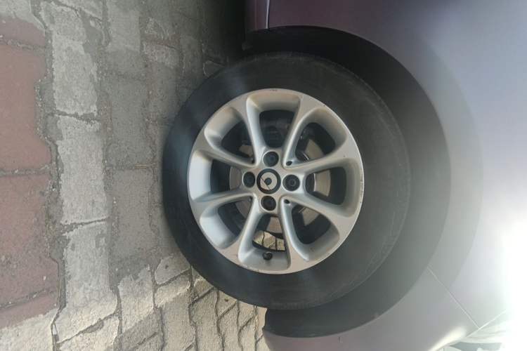 Used smart forfour 2016 1.0L 52 kW Dynamic Edition Right Front Wheel Hub