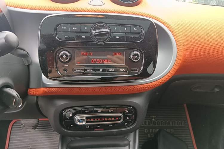 Used smart forfour 2016 1.0L 52 kW Passion Edition Audio And AC Panel