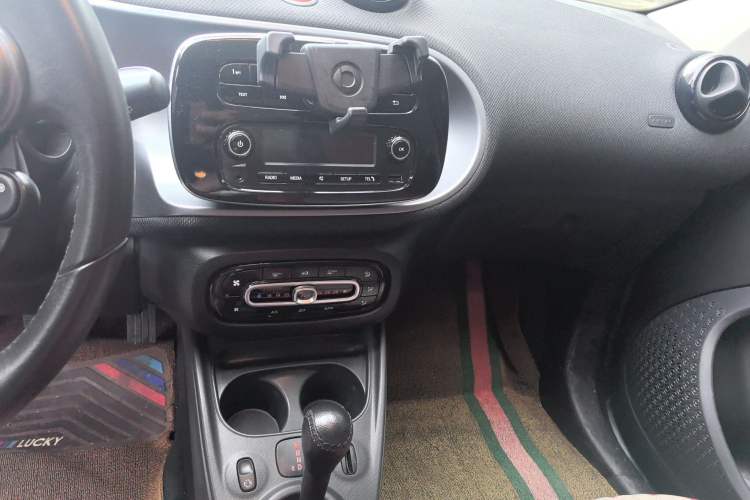 Used smart forfour 2016 1.0L 52 kW Passion Edition Audio And AC Panel