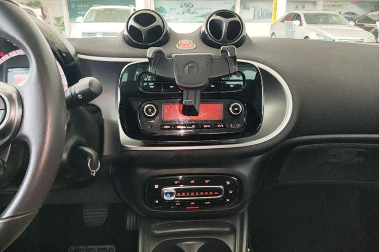 Used smart forfour 2016 1.0L 52 kW Passion Edition Audio And AC Panel