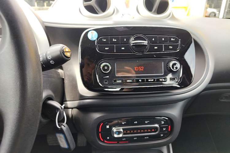 Used smart forfour 2016 1.0L 52 kW Dynamic Edition Audio And AC Panel