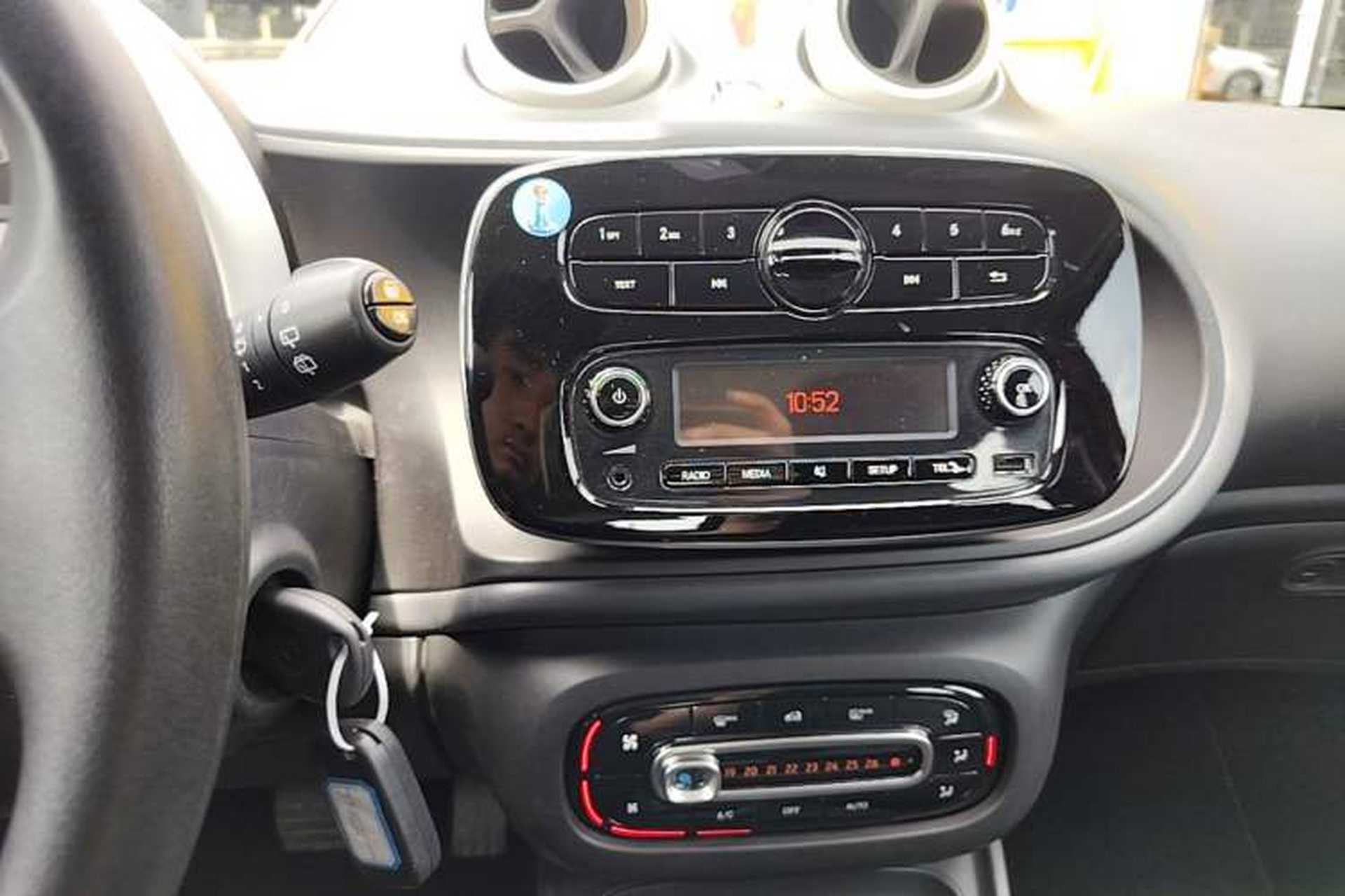 Used smart forfour 2016 1.0L 52 kW Dynamic Edition Audio And AC Panel