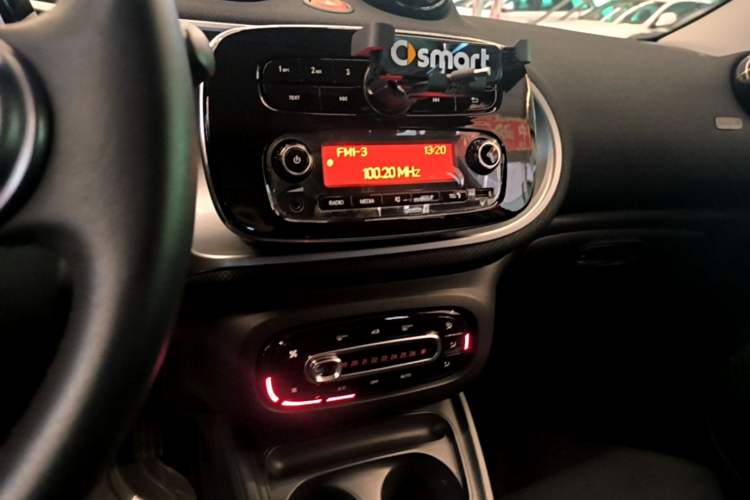 Used smart forfour 2016 1.0L 52 kW Passion Edition Audio And AC Panel