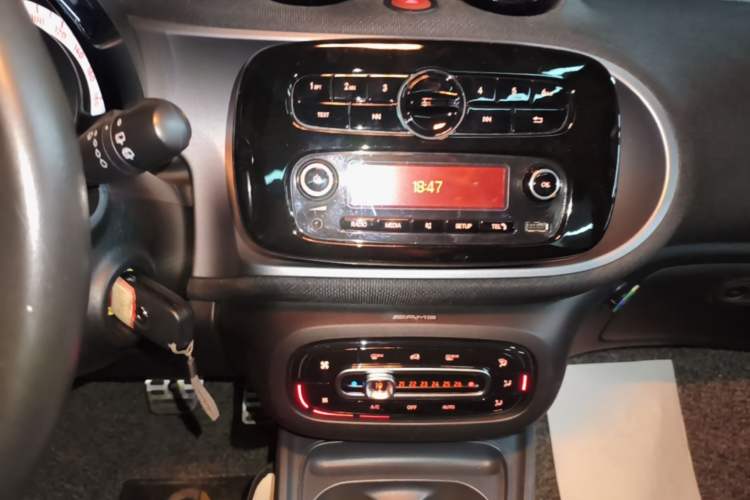 Used smart forfour 2016 1.0L 52 kW Passion Edition Audio And AC Panel