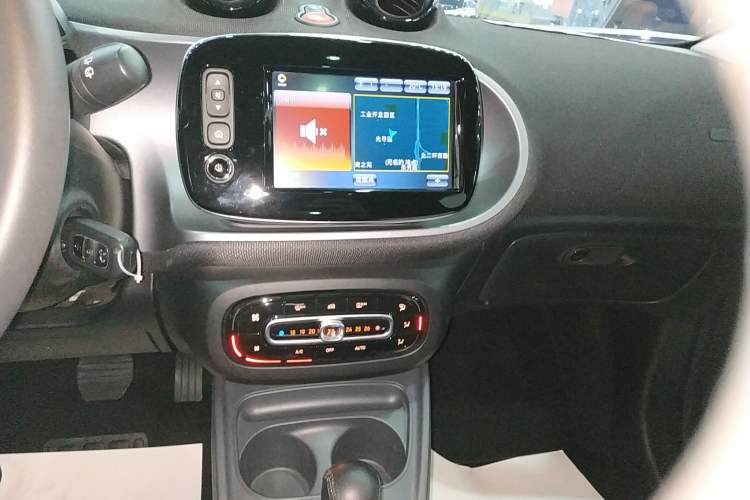 Used smart forfour 2016 0.9T 66 kW Pioneer Edition Audio And AC Panel