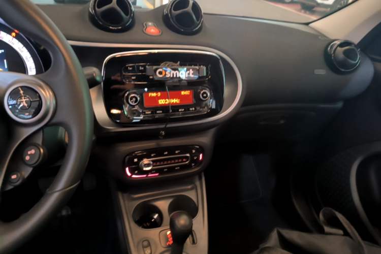 Used smart forfour 2016 1.0L 52 kW Passion Edition Audio And AC Panel
