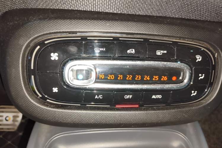 Used smart forfour 2016 1.0L 52 kW Passion Edition Audio And AC Panel