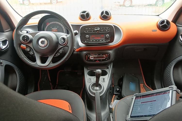 Used smart forfour 2016 1.0L 52 kW Passion Edition Center Console