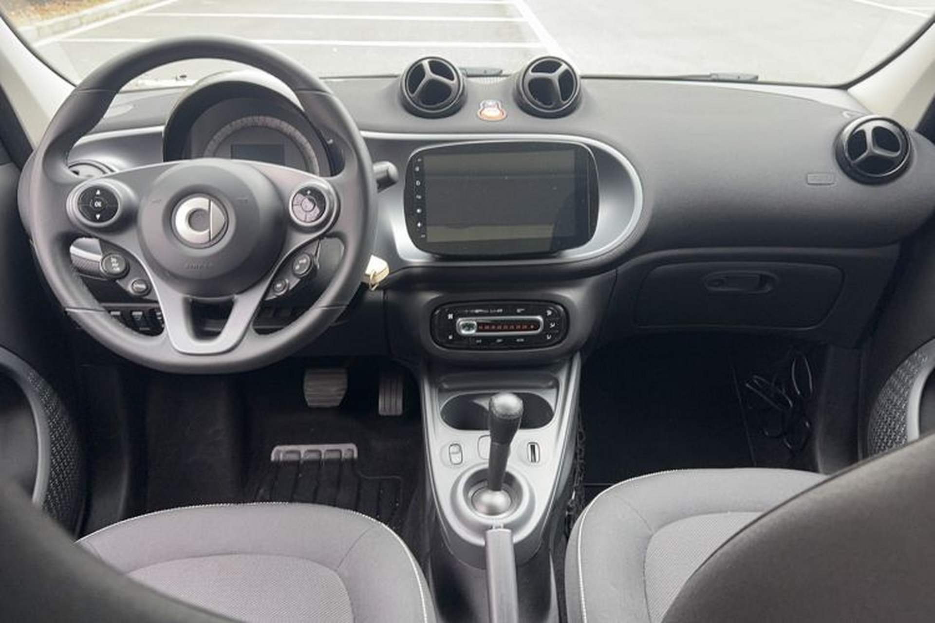 Used smart forfour 2016 1.0L 52 kW Passion Edition Center Console