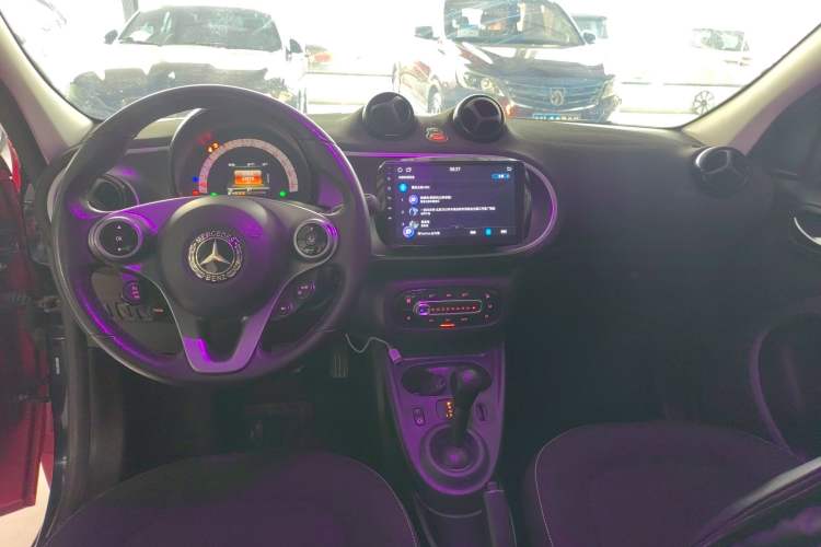 Used smart forfour 2016 1.0L 52 kW Passion Edition Center Console