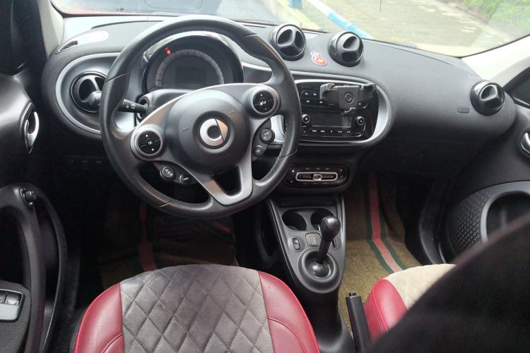 Used smart forfour 2016 1.0L 52 kW Passion Edition Center Console