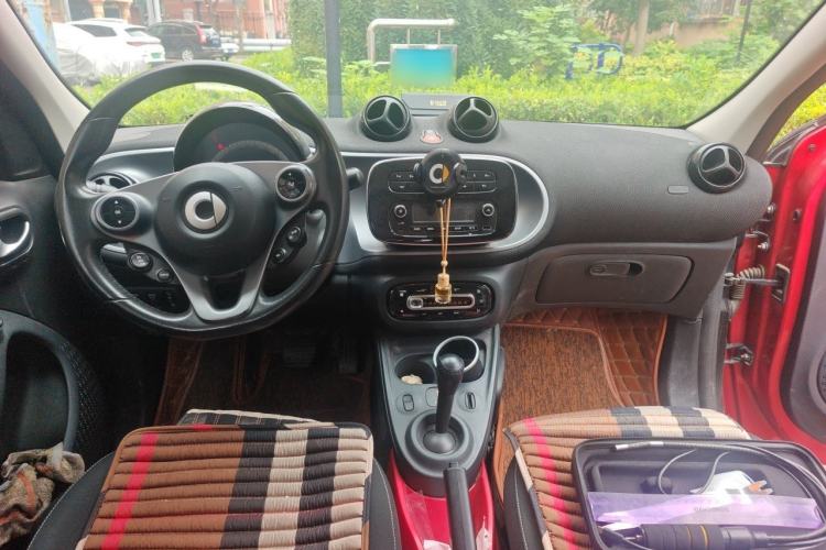 Used smart forfour 2016 1.0L 52 kW Passion Edition Center Console