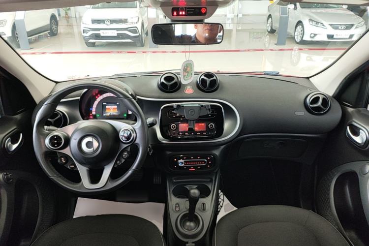Used smart forfour 2016 1.0L 52 kW Passion Edition Center Console