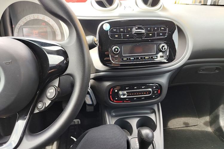 Used smart forfour 2016 1.0L 52 kW Dynamic Edition Center Console