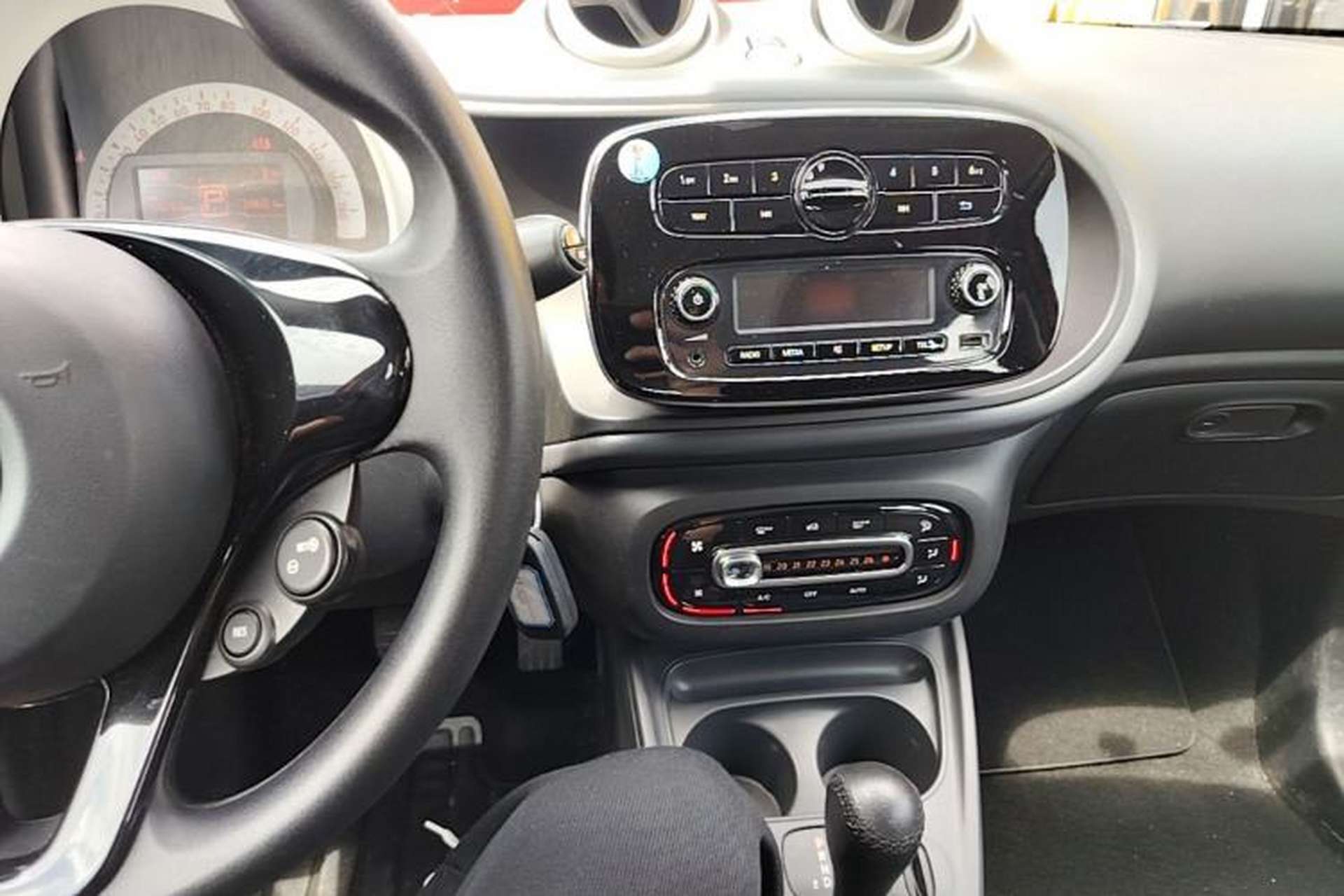 Used smart forfour 2016 1.0L 52 kW Dynamic Edition Center Console