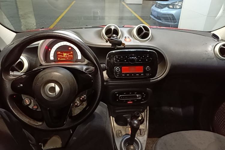 Used smart forfour 2016 1.0L 52 kW Dynamic Edition Center Console