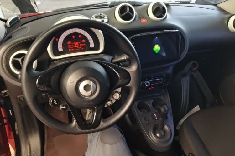 Used smart forfour 2016 1.0L 52 kW Dynamic Edition Center Console