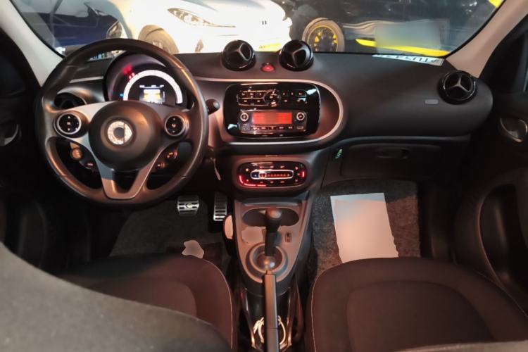 Used smart forfour 2016 1.0L 52 kW Passion Edition Center Console