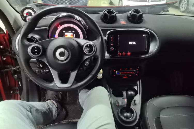Used smart forfour 2016 0.9T 66 kW Pioneer Edition Center Console