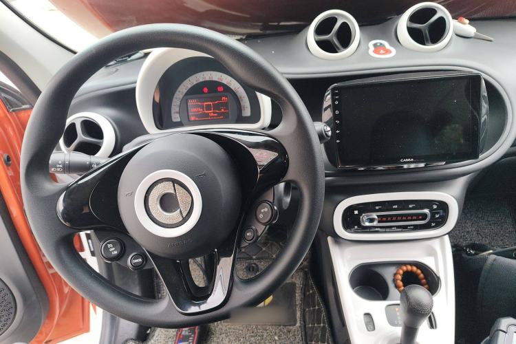 Used smart forfour 2016 1.0L 52 kW Dynamic Edition Center Console