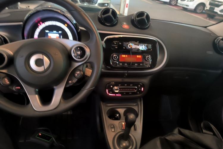 Used smart forfour 2016 1.0L 52 kW Passion Edition Center Console
