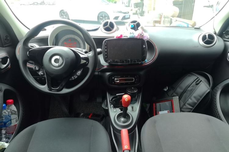 Used smart forfour 2016 1.0L 52 kW Dynamic Edition Center Console