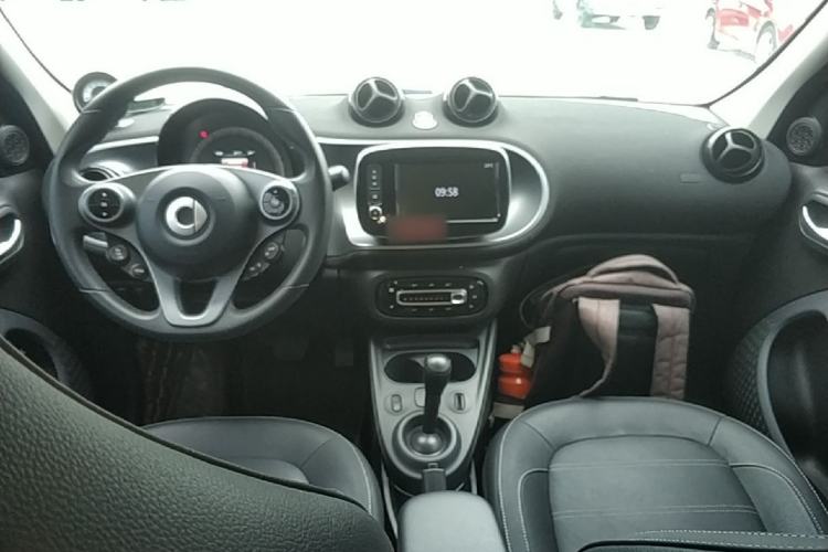 Used smart forfour 2016 0.9T 66 kW Pioneer Edition Center Console