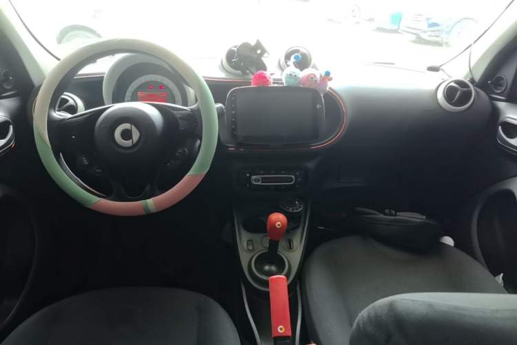 Used smart forfour 2016 1.0L 52 kW Dynamic Edition Center Console