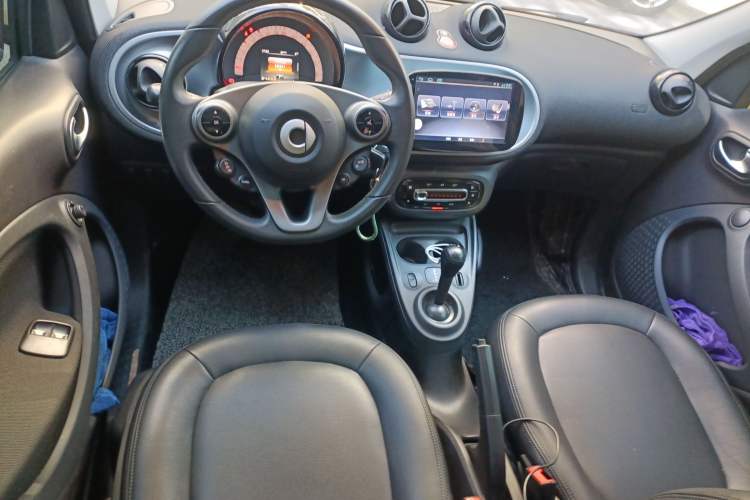 Used smart forfour 2016 1.0L 52 kW Passion Edition Center Console