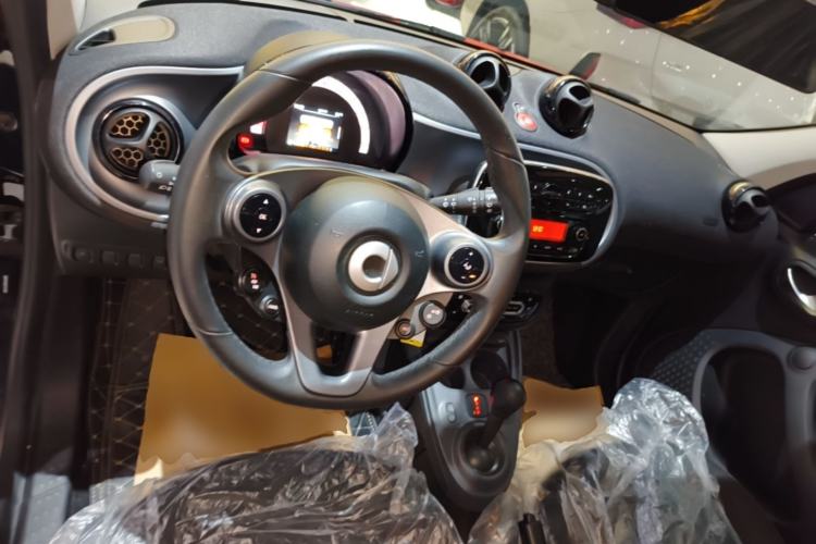Used smart forfour 2016 1.0L 52 kW Passion Edition Center Console
