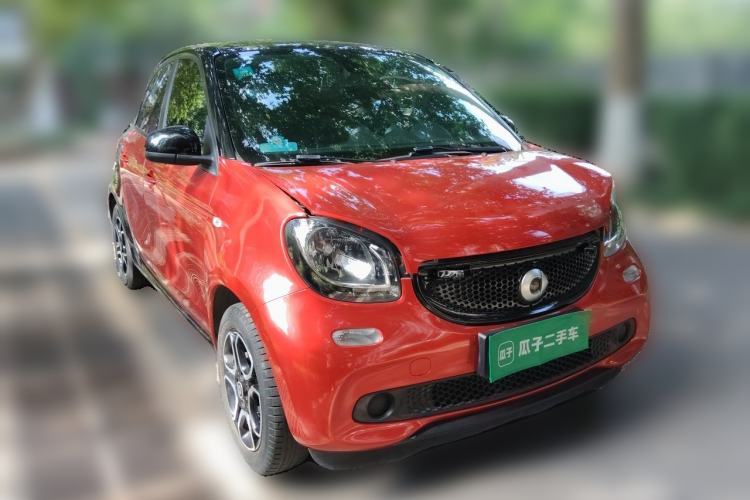 Used smart forfour 2016 0.9T 66 kW Pioneer Edition Front Right 45 Deg