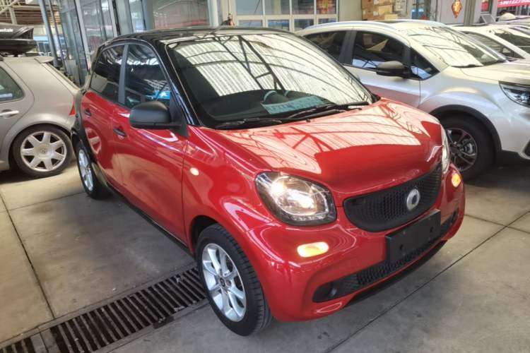 Used smart forfour 2016 1.0L 52 kW Dynamic Edition Front Right 45 Deg