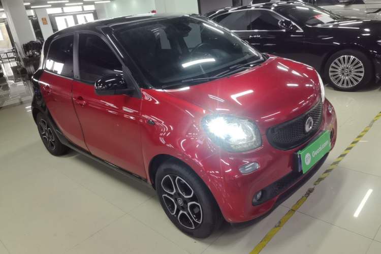 Used smart forfour 2016 0.9T 66 kW Pioneer Edition Front Right 45 Deg