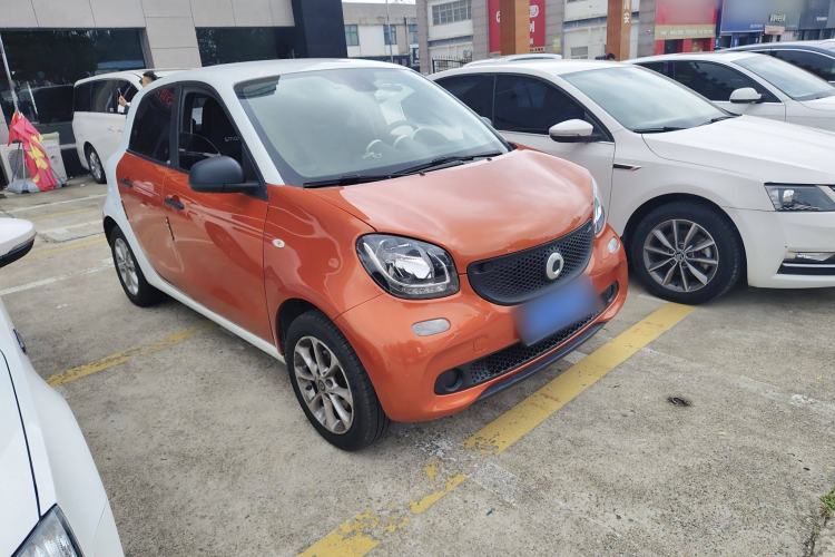Used smart forfour 2016 1.0L 52 kW Dynamic Edition Front Right 45 Deg