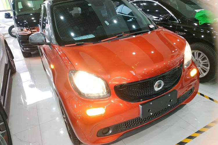 Used smart forfour 2016 0.9T 66 kW Pioneer Edition Front Right 45 Deg