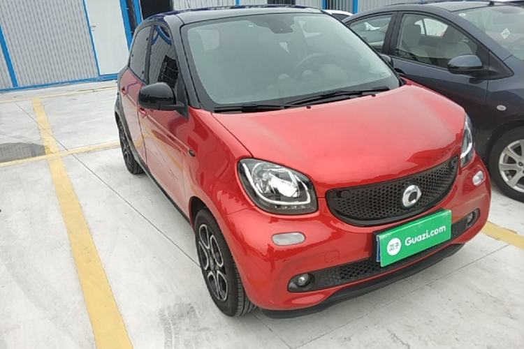 Used smart forfour 2016 0.9T 66 kW Pioneer Edition Front Right 45 Deg