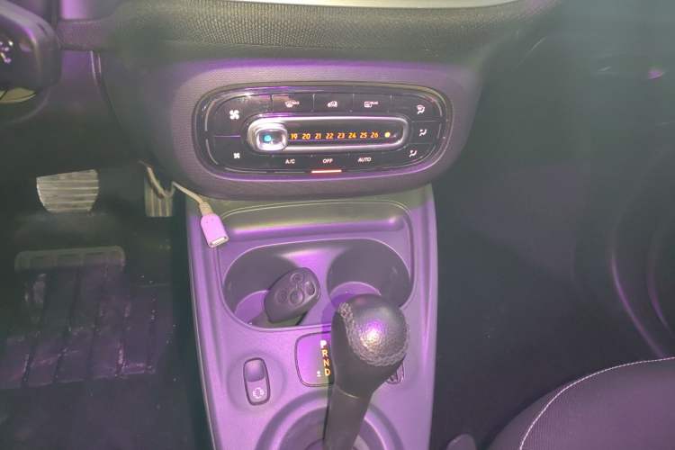 Used smart forfour 2016 1.0L 52 kW Passion Edition Gear Lever