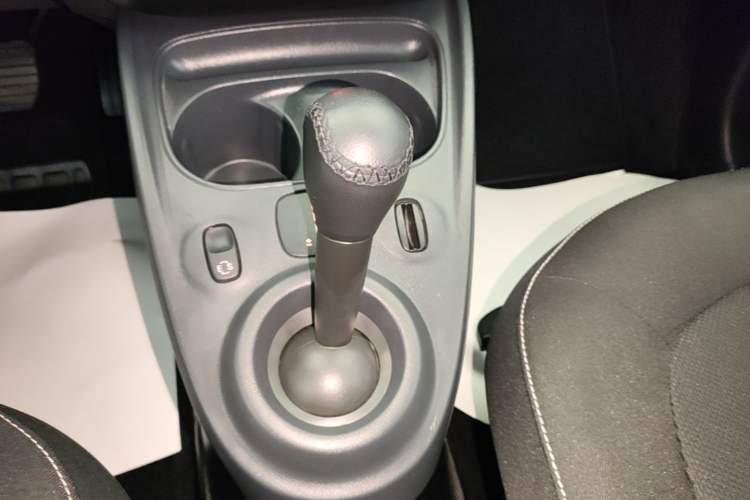 Used smart forfour 2016 1.0L 52 kW Passion Edition Gear Lever