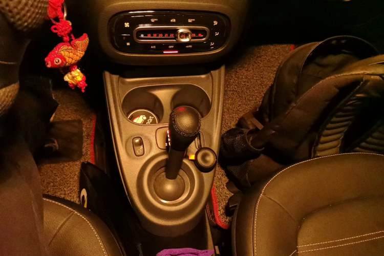 Used smart forfour 2016 0.9T 66 kW Pioneer Edition Gear Lever