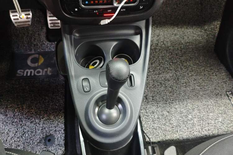 Used smart forfour 2016 1.0L 52 kW Passion Edition Gear Lever