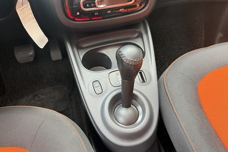 Used smart forfour 2016 1.0L 52 kW Passion Edition Gear Lever