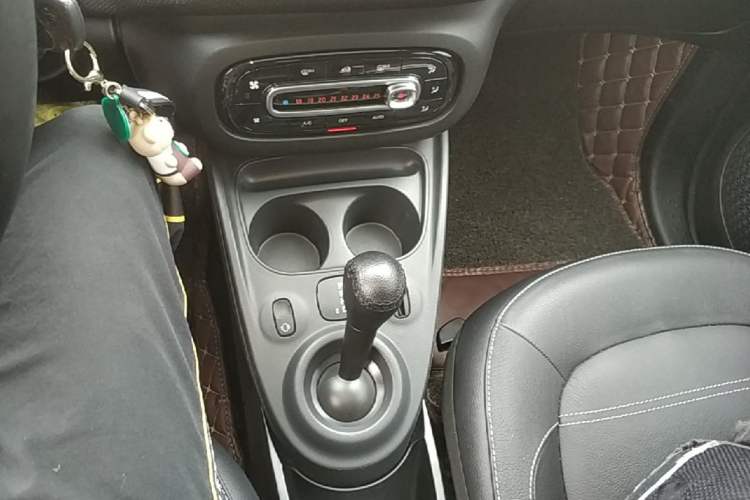 Used smart forfour 2016 0.9T 66 kW Pioneer Edition Gear Lever